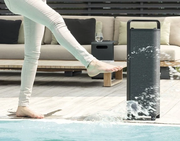 Escape p6 BT bluetooth høyttaler såler vann lifestyle ved basseng sprut
